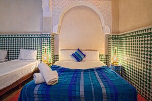 Habitación cuádruple Confort, varias camas, accesible para personas con discapacidad | Colchones con acolchado adicional, wifi gratis, ropa de cama