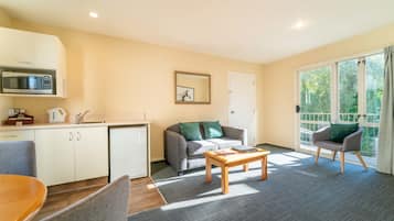 Apartamento, 1 quarto | Cozinha americana privada | Geladeira, micro-ondas, cooktop, cafeteira/chaleira