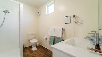 Produtos de toalete grátis, secador de cabelo, toalhas de banho