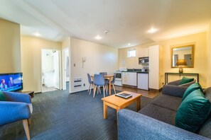 Apartment, 2 Schlafzimmer | Eigene Küche | Kühlschrank, Mikrowelle, Herdplatte, Wasserkocher mit Kaffee-/Teezubehör