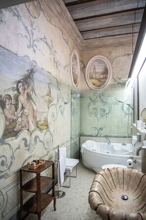 Suite | Baño | Tina profunda, regadera tipo lluvia, amenidades de baño gratuitas 