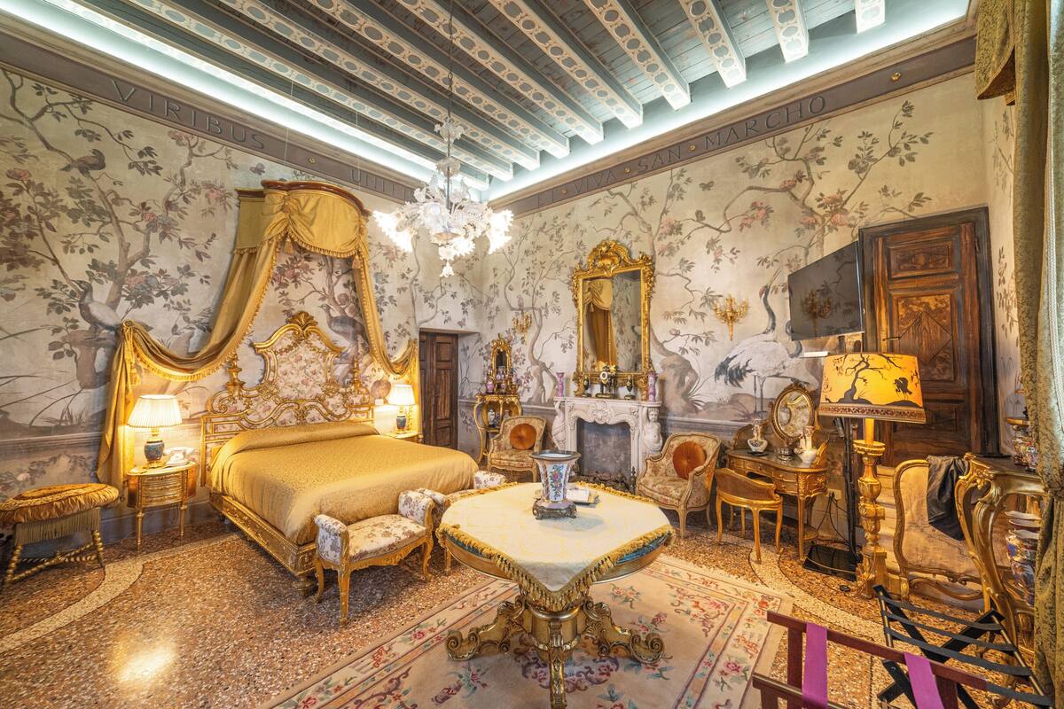 Luxury Suite | In-room safe, desk, soundproofing, WiFi (free)