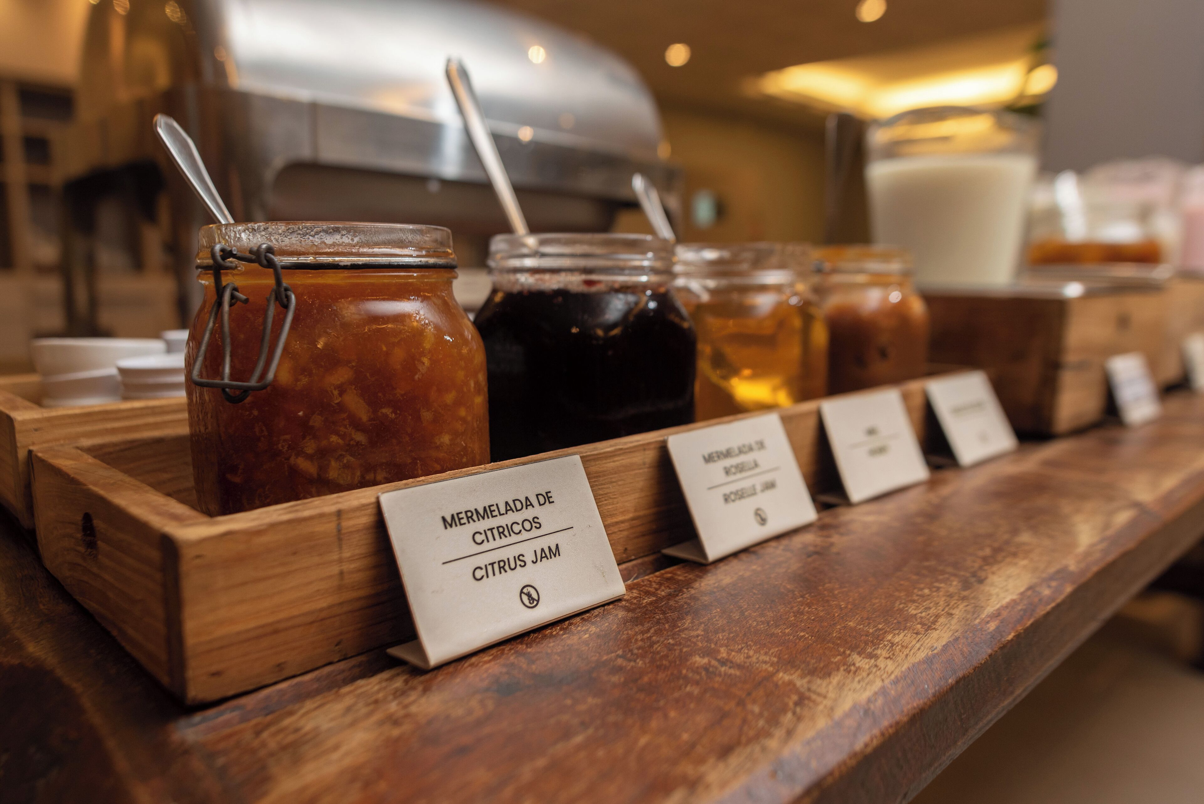 Puinen tiski, jonka päällä on purkkeja täynnä marmeladia ja hilloa, ja kyltti, jossa lukee: »Mermelada de Citricos» ja »Citrus Jam».