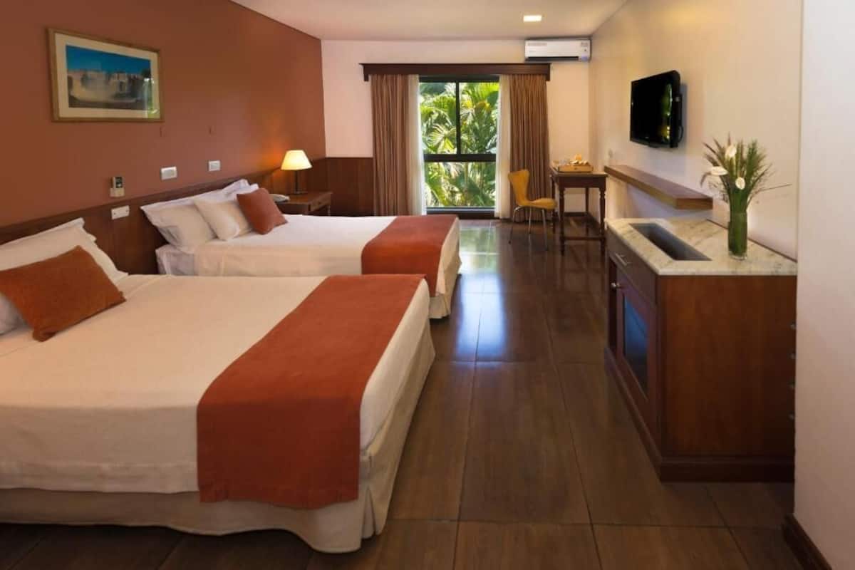 2 bedrooms, down duvets, minibar, in-room safe