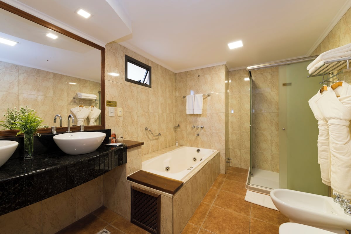 2 bedrooms, down duvets, minibar, in-room safe