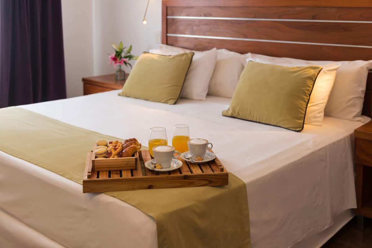 2 bedrooms, down duvets, minibar, in-room safe