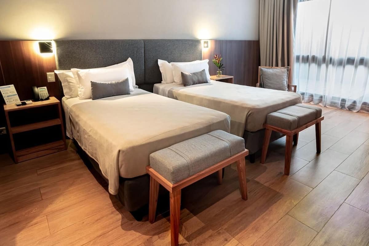 2 bedrooms, down duvets, minibar, in-room safe