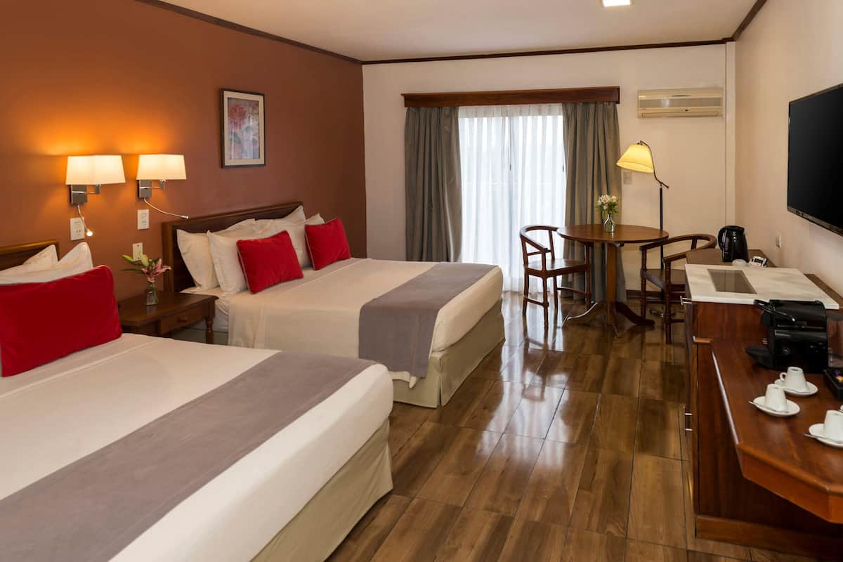 2 bedrooms, down duvets, minibar, in-room safe