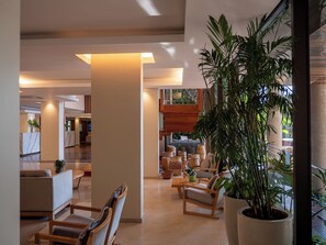 Lobby sitting area - Hotel Saint George (Puerto Iguazú)