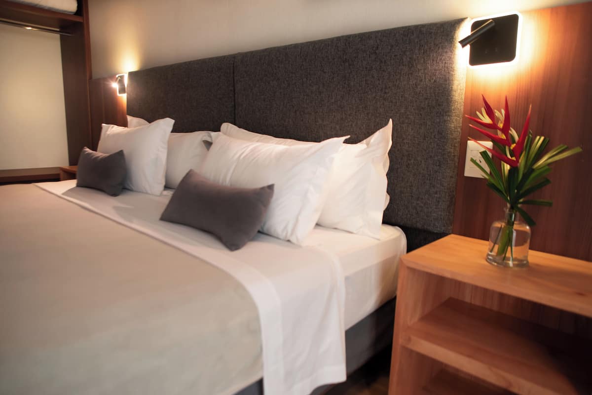 2 bedrooms, down duvets, minibar, in-room safe