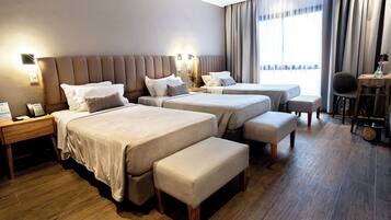 2 habitaciones, cubrecamas y minibar