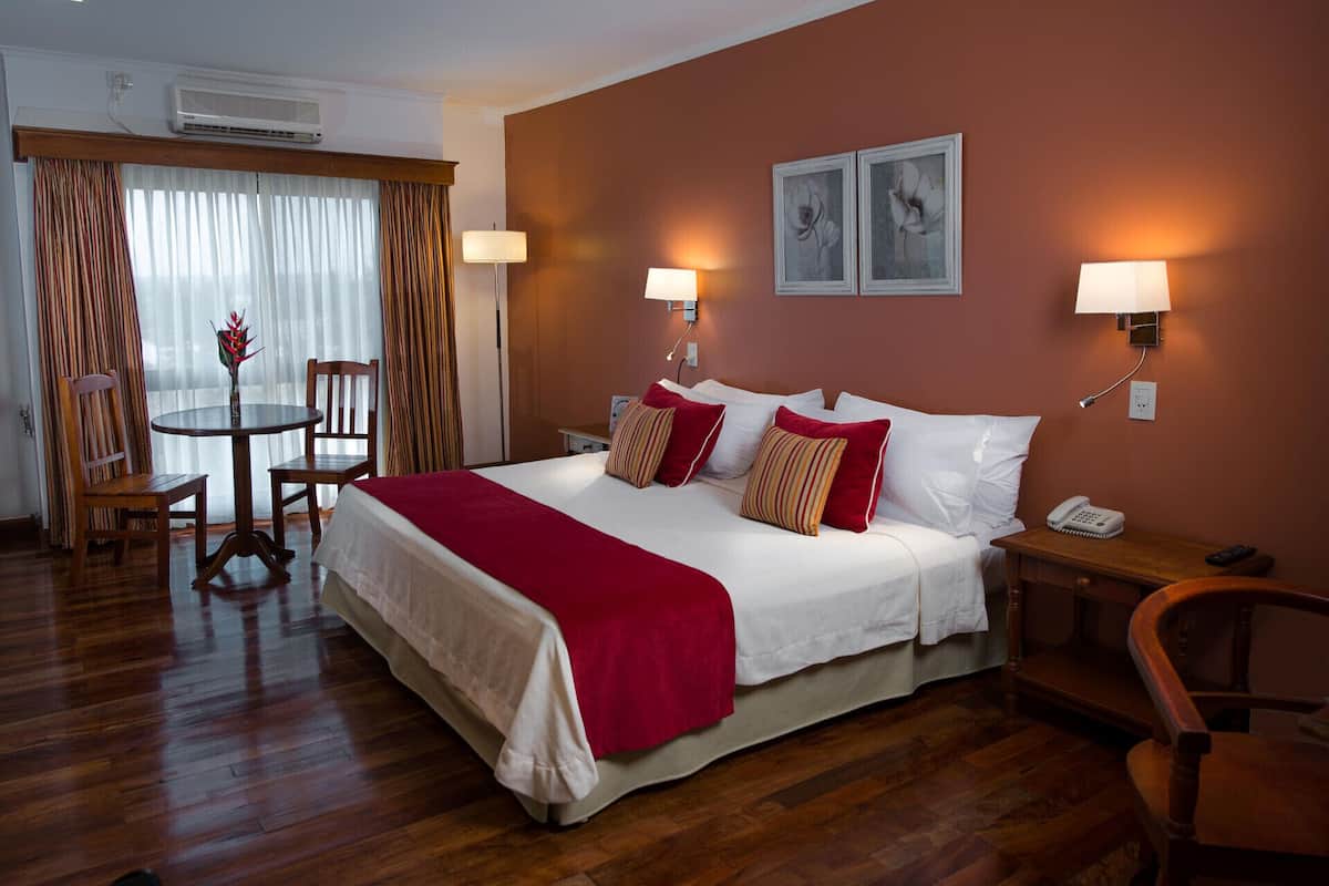 2 bedrooms, down duvets, minibar, in-room safe