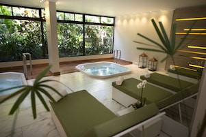Een sauna, een bubbelbad, een stoombad, lichaamsbehandelingen