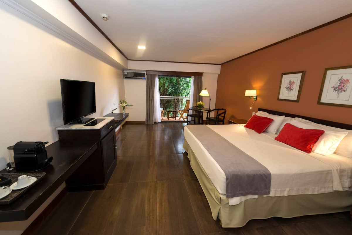 2 bedrooms, down duvets, minibar, in-room safe