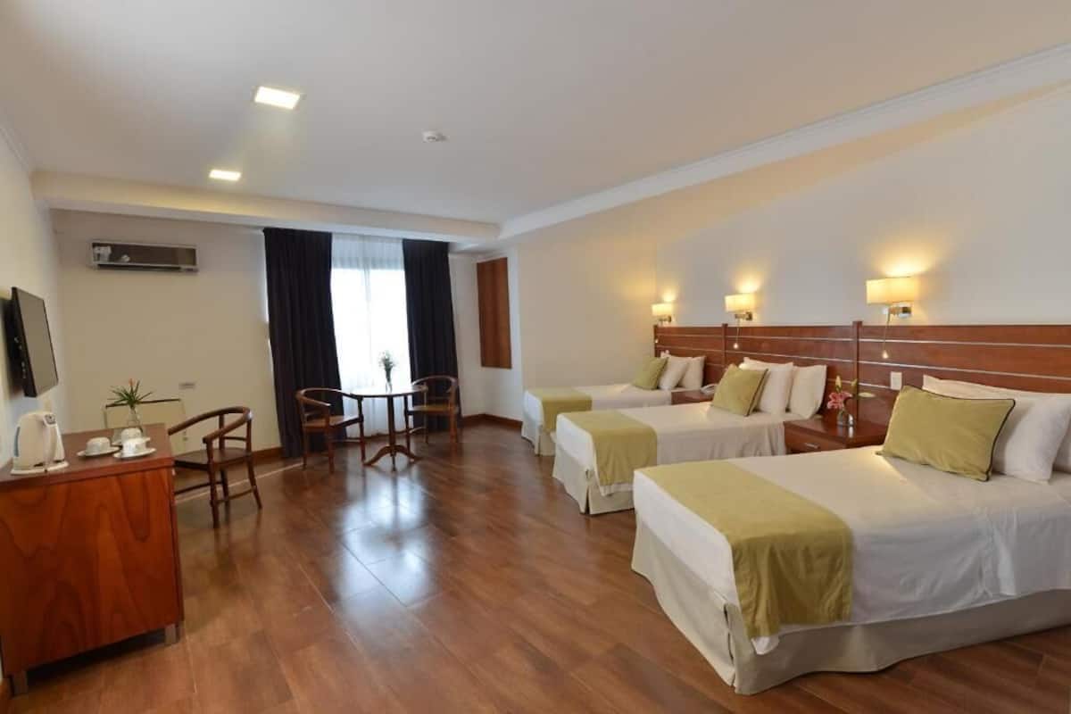2 bedrooms, down duvets, minibar, in-room safe