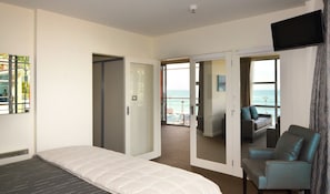 Luxury Ocean View Suite | Minibar, in-room safe, iron/ironing board, free WiFi - Hotel St Clair (Dunedin)