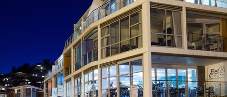 Boendets fasad - kväll/natt