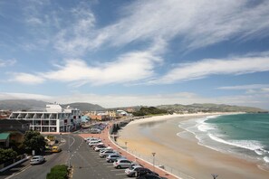 Beach nearby, beach towels - Hotel St Clair (Dunedin)
