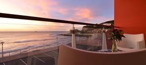 A balcony with a view of the ocean and a stop sign. - Hotel St Clair (Dunedin)