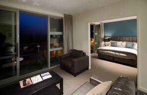 Luxury Ocean View Suite | Living area | LCD TV - Hotel St Clair (Dunedin)