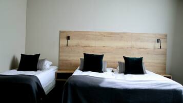 Comfort Quadruple Room | Desk, laptop workspace, blackout drapes, free WiFi