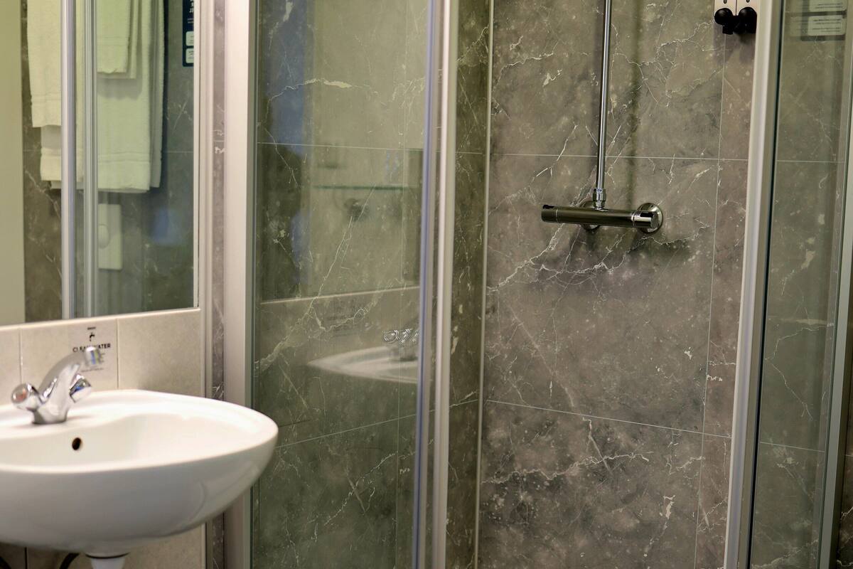 standard double or twin room | bathroom | free toiletries, hair dryer, towels