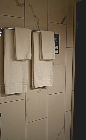 Neljän hengen comfort-huone | Kylpyhuoneen mukavuudet | Ilmaiset hygieniatuotteet, hiustenkuivaaja, pyyhkeet