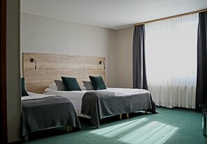 Comfort Quadruple Room | Desk, laptop workspace, blackout drapes, free WiFi - Hotel Hvolsvöllur (Rangárþing eystra)