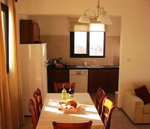 In-room dining - Aura Holiday Villas (Kissonerga)