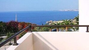 A balcony with a view of the sea and distant coastline. - Aura Holiday Villas (Kissonerga)