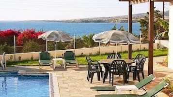 Outdoor pool, pool umbrellas, sun loungers