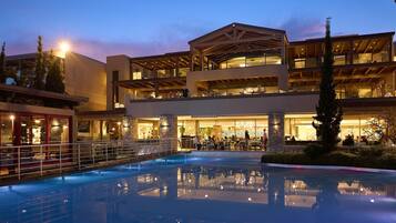 3 piscinas externas, guarda-sóis, espreguiçadeiras