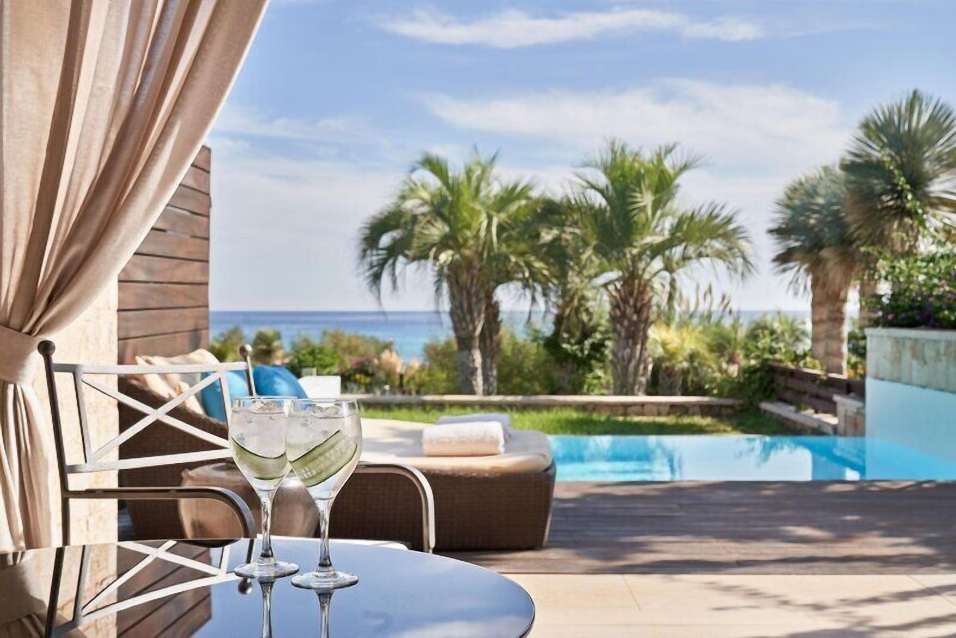 3 piscinas al aire libre, sombrillas, sillones reclinables de piscina
