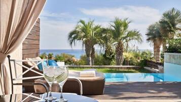 3 piscinas al aire libre, sombrillas, sillones reclinables de piscina
