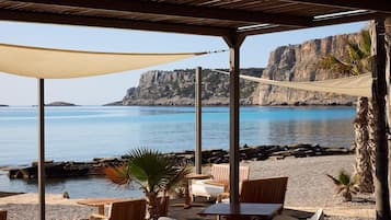 3 restaurants; breakfast, lunch, dinner, and brunch served