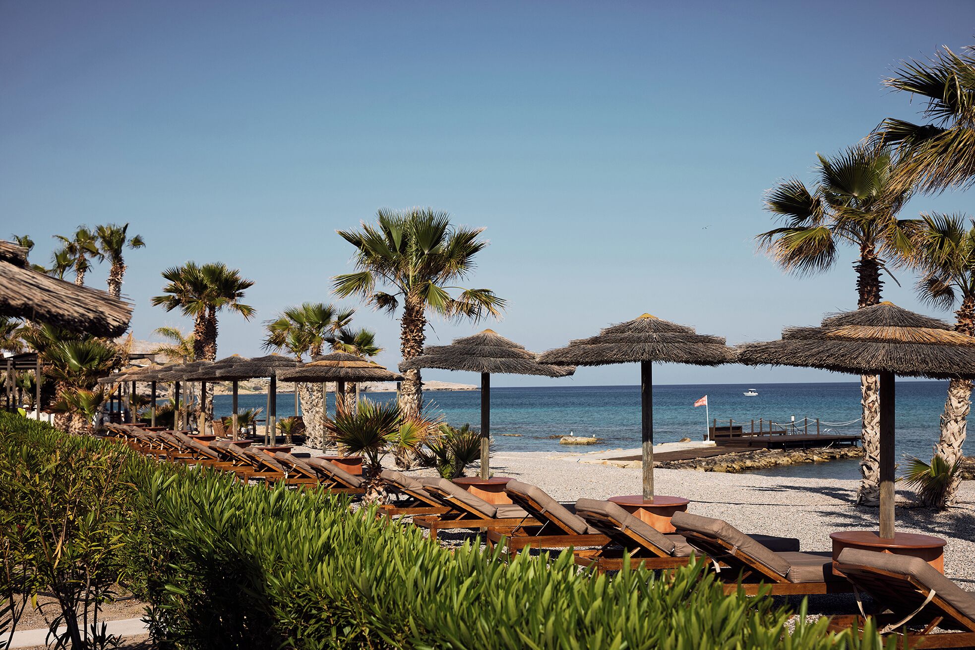 Playa privada, camas de playa, sombrillas, toallas de playa