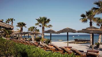 Playa privada, camas de playa, sombrillas, toallas de playa
