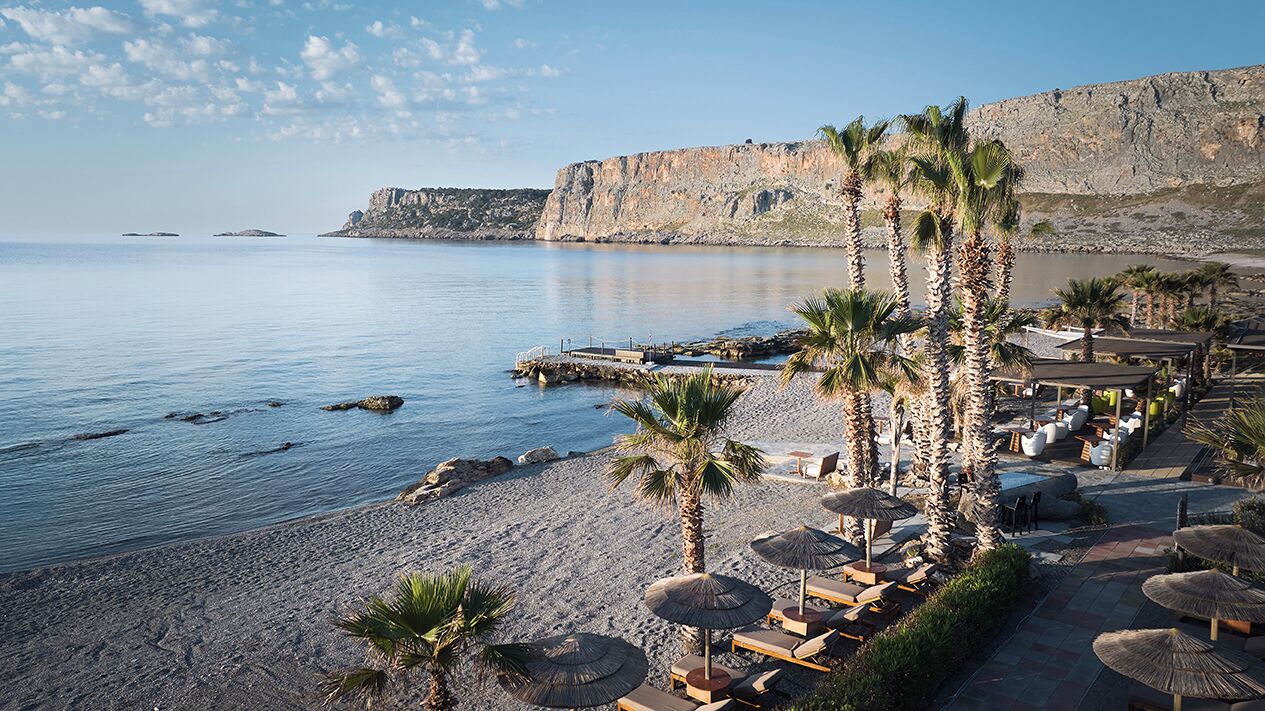 Playa privada, camas de playa, sombrillas, toallas de playa