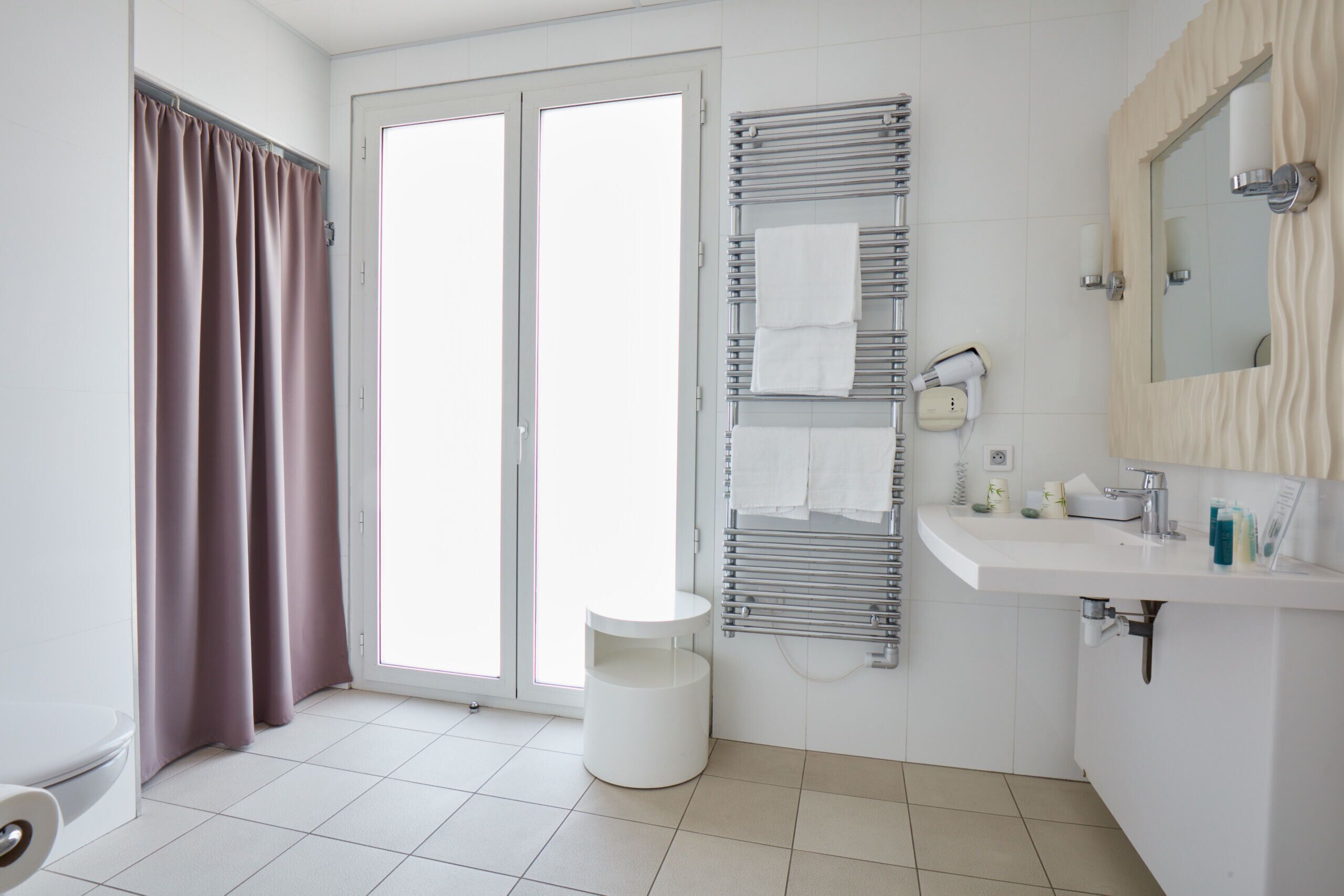 chambre latérale avec spa access | bathroom | deep-soaking bathtub, hair dryer, towels