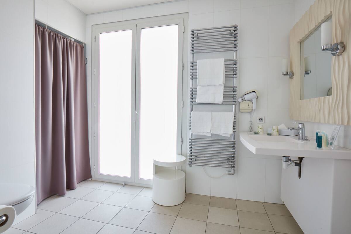 chambre latérale avec spa access | bathroom | deep-soaking bathtub, hair dryer, towels