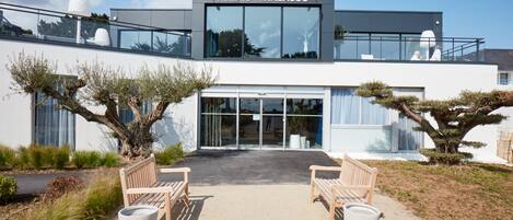 A modern building with a sign reading "RELAIS THALASSO".