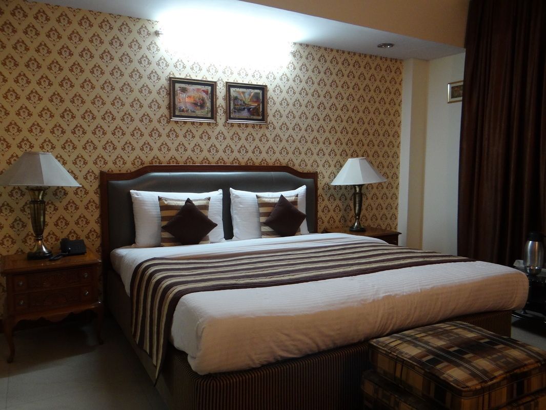 Peralatan tempat tidur premium, peti besi dalam bilik, meja 