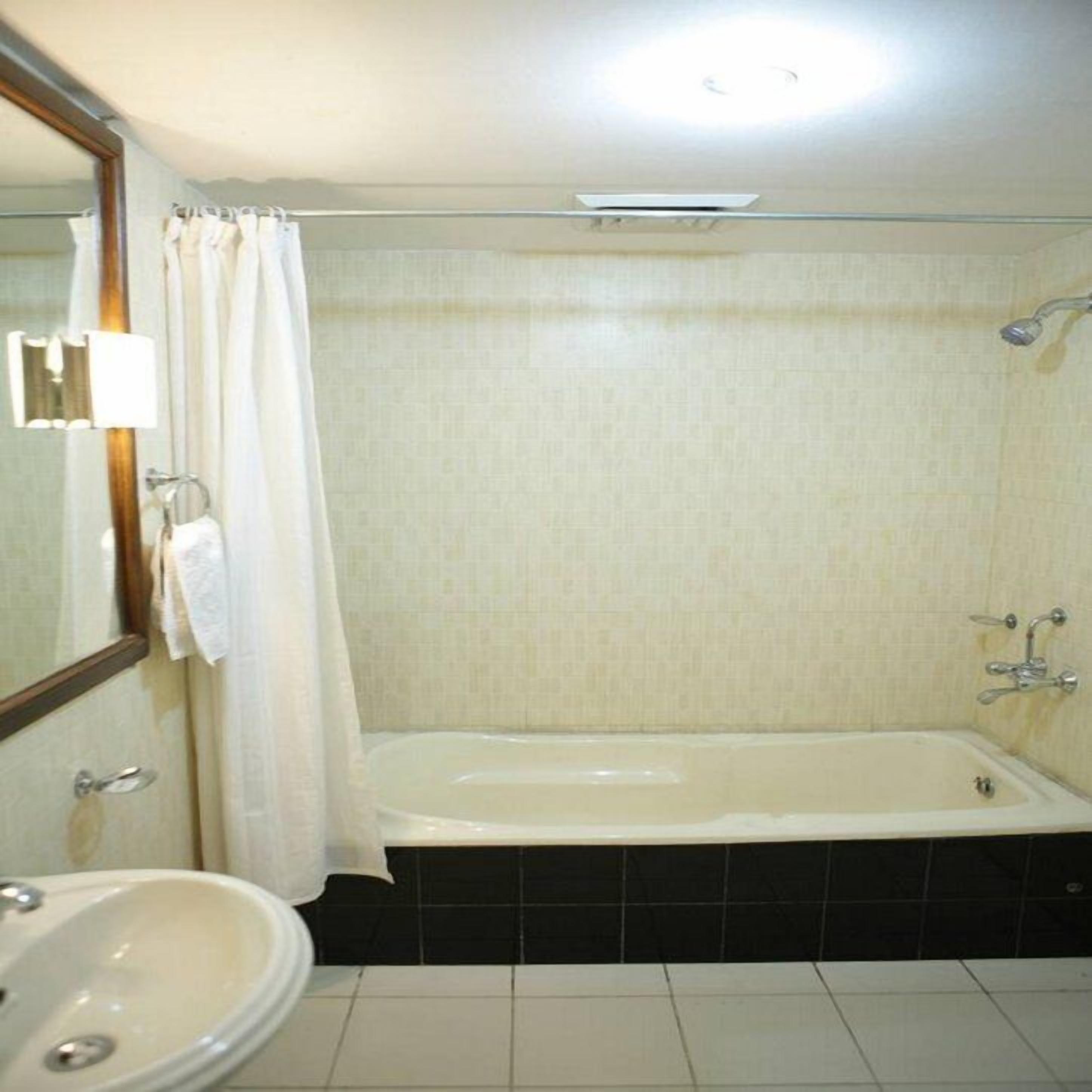 Deep soaking bathtub