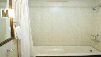 Deep soaking bathtub