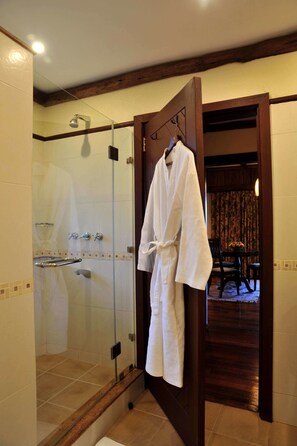 Bathroom shower - Kilaguni Serena Safari Lodge (Tsavo)
