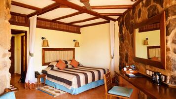 Habitación Deluxe, para no fumadores | Caja de seguridad en la habitación y escritorio