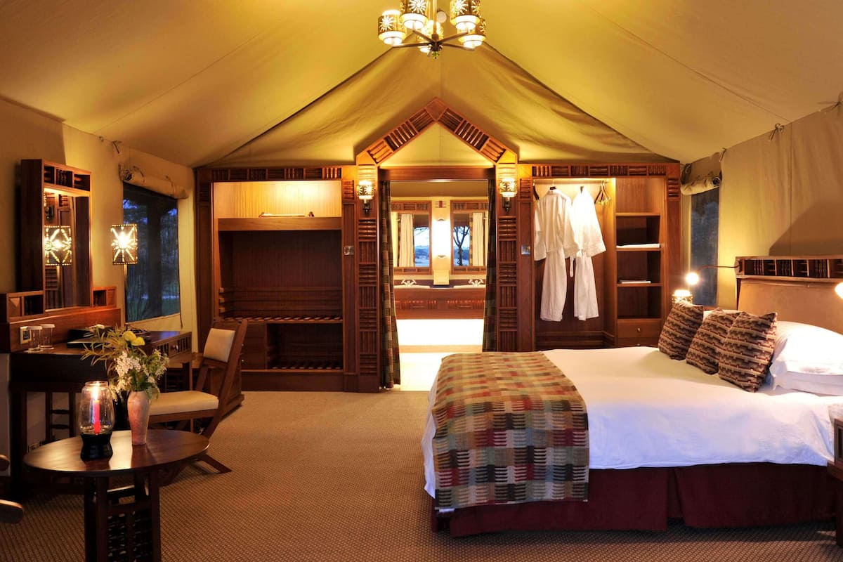 deluxe tent | desk, laptop workspace, free cots/infant beds, rollaway beds