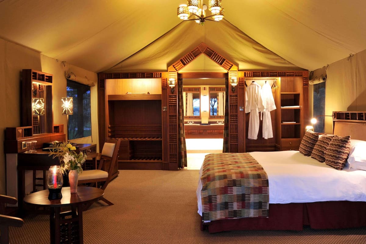 Deluxe Tent | Desk, laptop workspace, free cribs/infant beds, rollaway beds