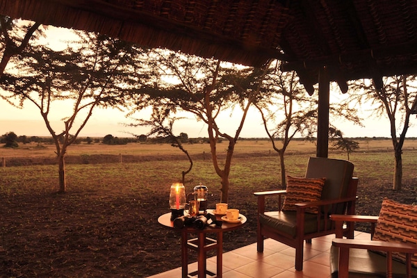 Tienda de campaña Deluxe, vista a la montaña | Escritorio, espacio para trabajar con laptop y cunas gratuitas