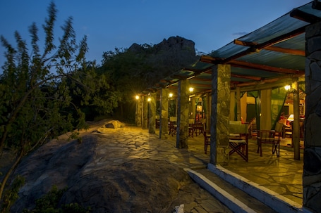 Fachada de la propiedad por la tarde o noche